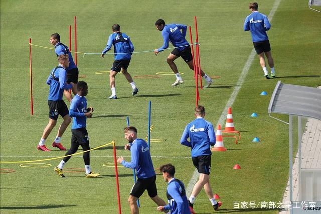 伟大的长征》首播收视领先，观众对演员表现产生分歧